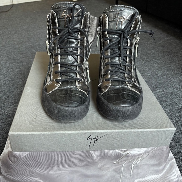 Giuseppe Zanotti - Picture 1 of 5